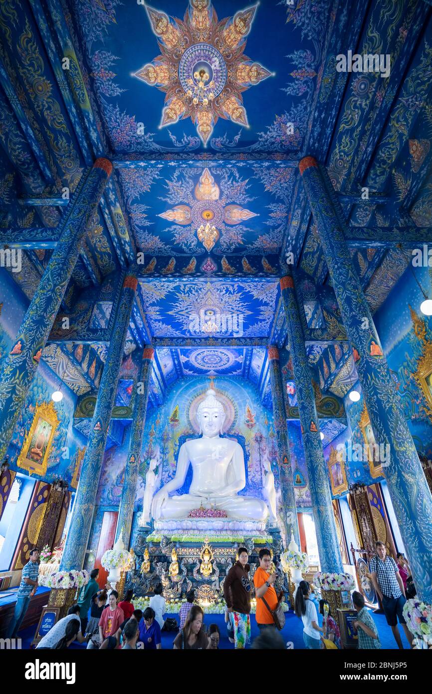 All'interno di Wat Rong Suea Ten (Tempio Blu) a Chiang Rai, Thailandia, Sud-Est Asiatico, Asia Foto Stock