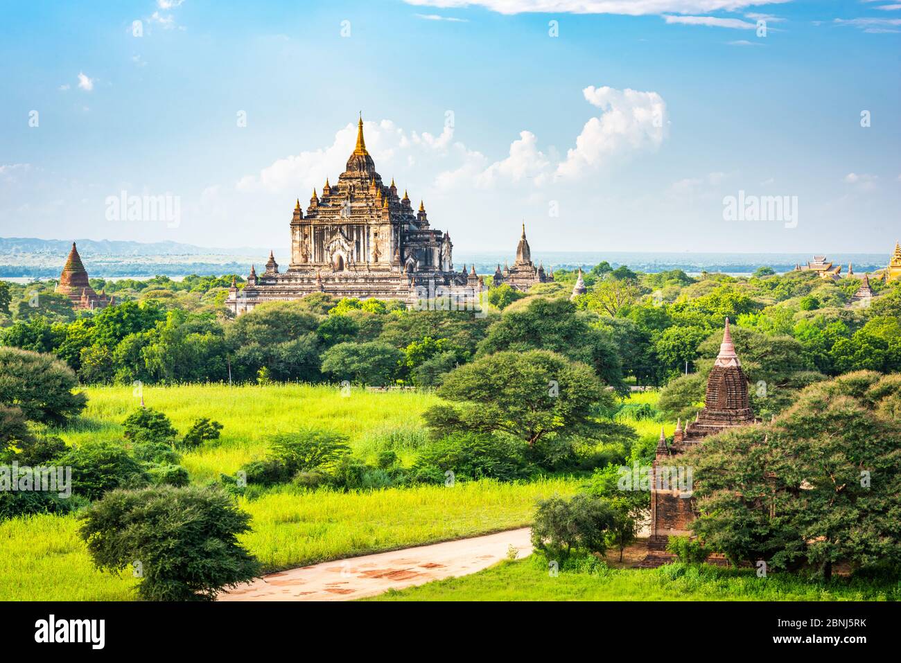Bagan, Myanmar antico tempio rovine paesaggio nella zona archeologica nel pomeriggio. Foto Stock