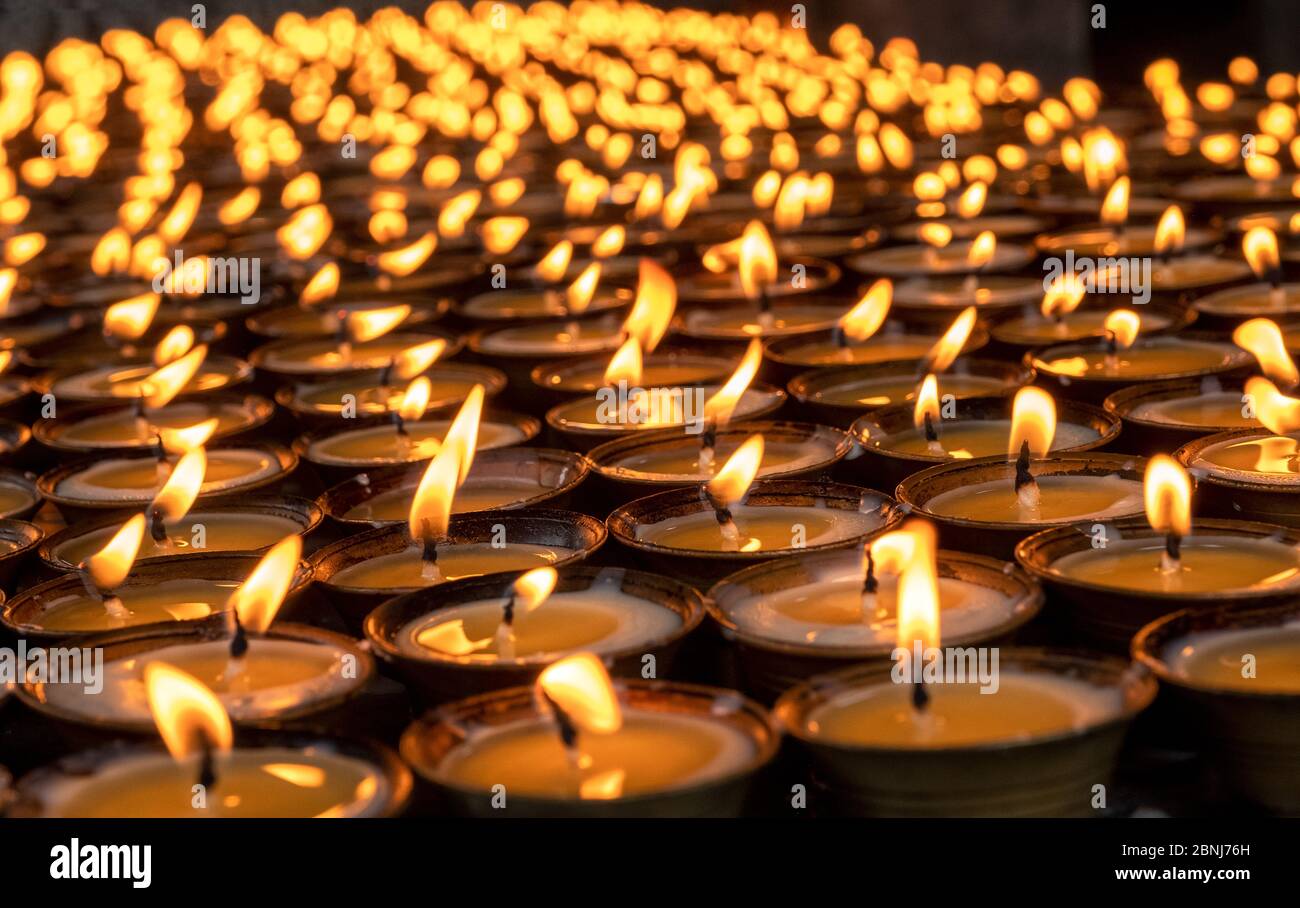 Incenso bruciando, Tempio di Yuantong, Kunming, Yunnan, Cina, Asia Foto Stock