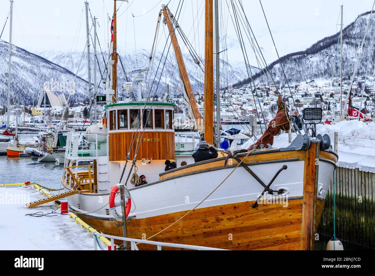 Porto di piccole imbarcazioni, fiordo, Cattedrale artica, neve profonda in inverno, Tromso, Troms og Finnmark, Circolo polare Artico, Norvegia settentrionale, Scandinavia, Europa Foto Stock