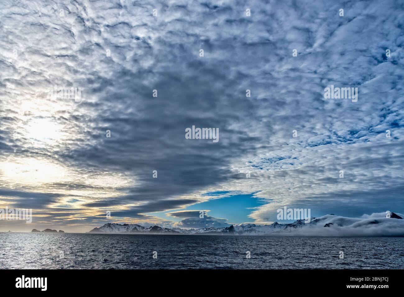 Coste e nuvole, Right Whale Bay, Georgia del Sud, Antartico, regioni polari Foto Stock