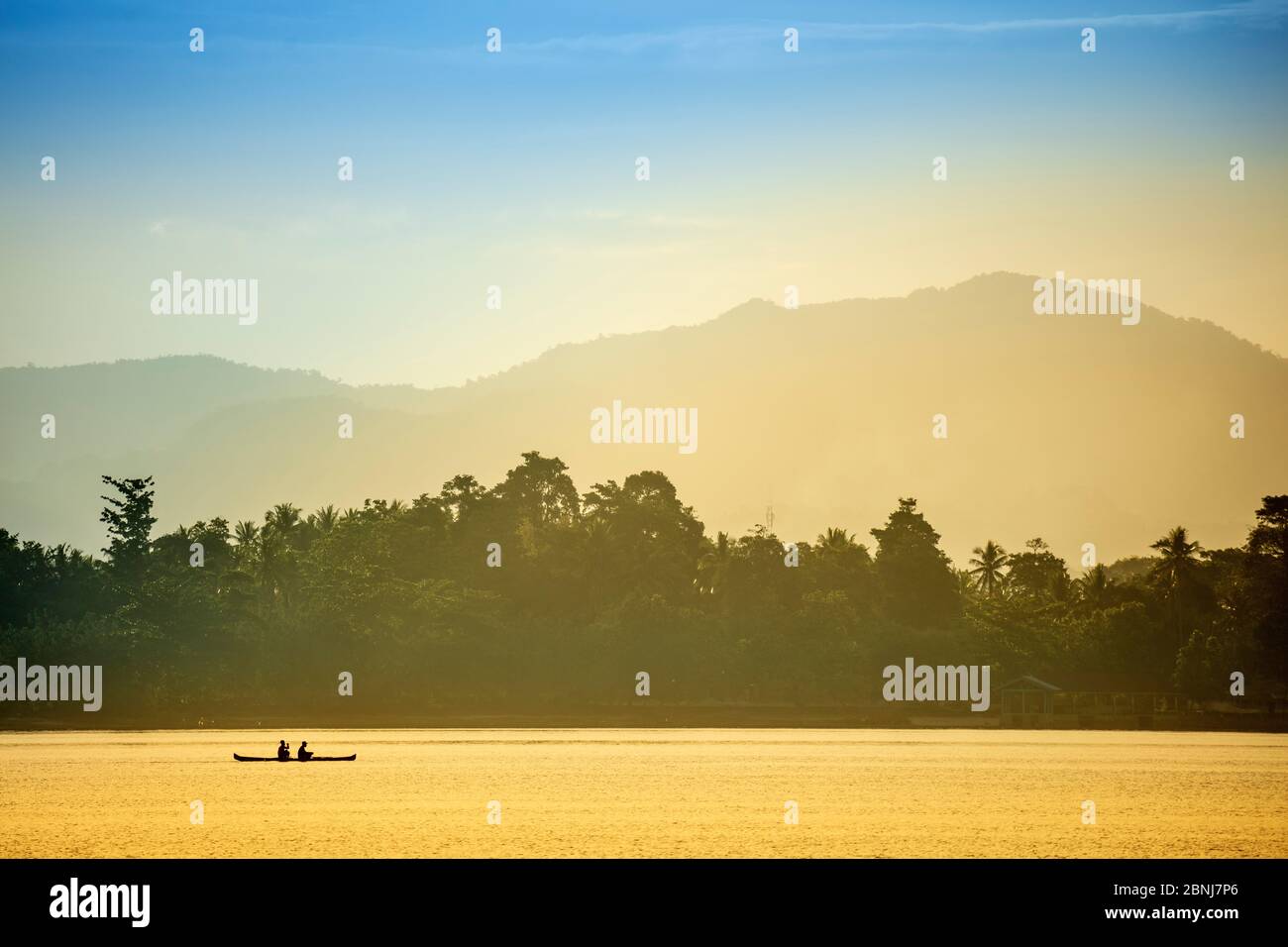 Un pescatore locale in una canoa tradizionale, banda, Maluku, Isole delle spezie, Indonesia, Sud-Est asiatico, Asia Foto Stock