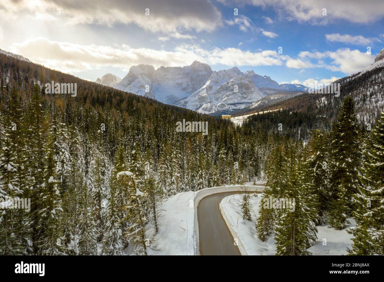 Vista su drone di strada vuota lungo la foresta innevata che collega Antorno e Misurina, Dolomiti, provincia Belluno, Veneto, Italia, Europa Foto Stock