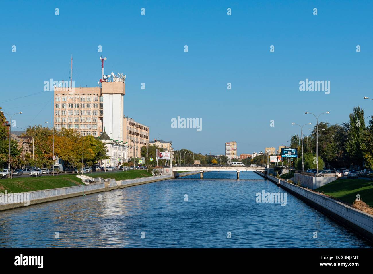 Canale d'acqua in Astrakhan, Astrakhan Oblast, Russia, Eurasia Foto Stock