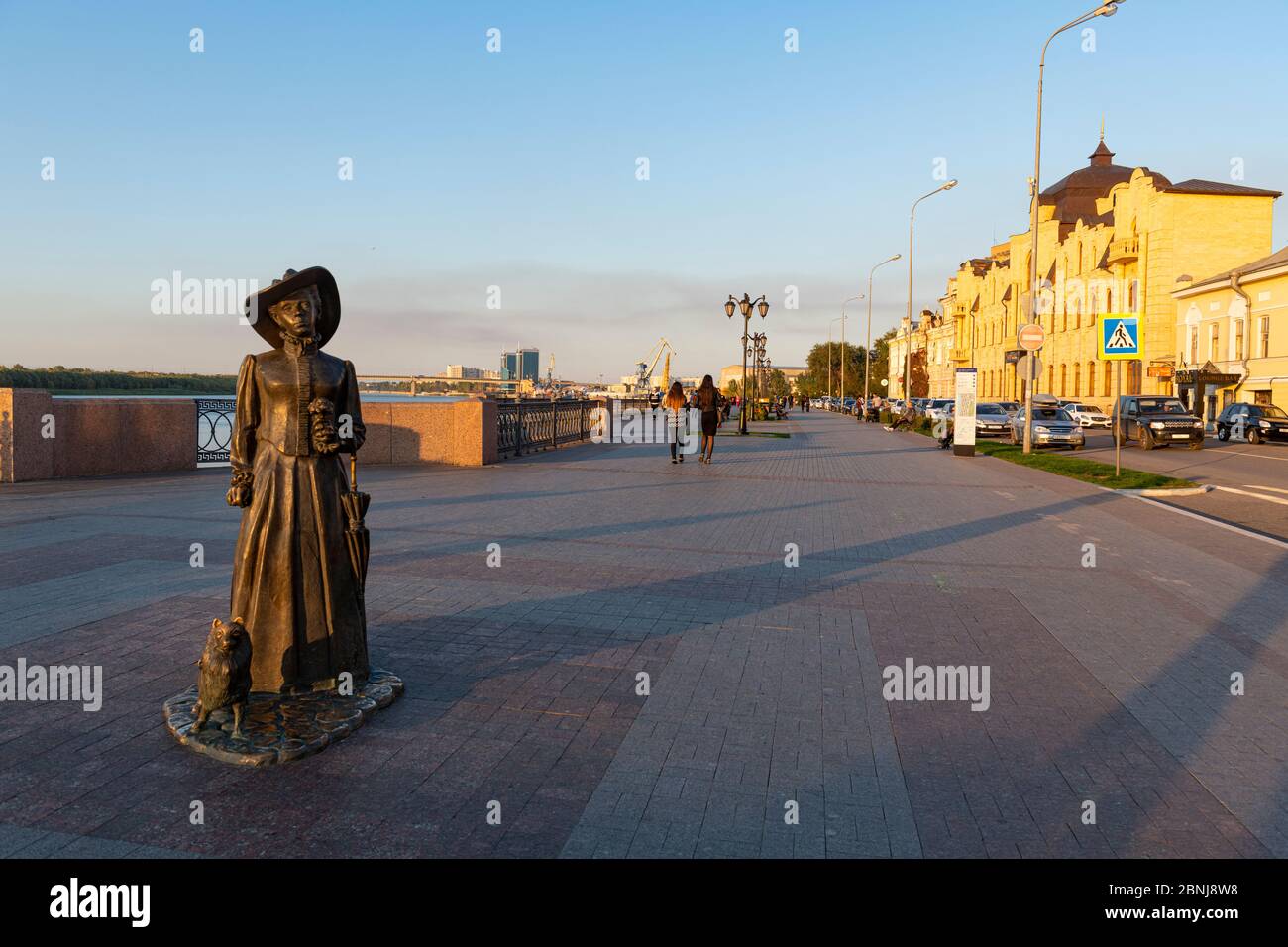Monumento a Dama S Sobachkoy sul fiume Volga, Astrakhan, Astrakhan Oblast, Russia, Eurasia Foto Stock