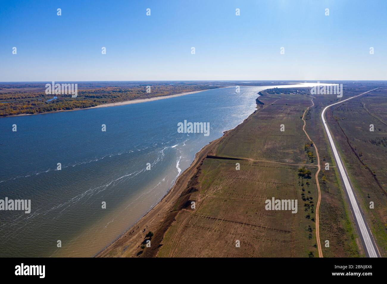 Aereo da drone del fiume Volga, Astrakhan Oblast, Russia, Eurasia Foto Stock