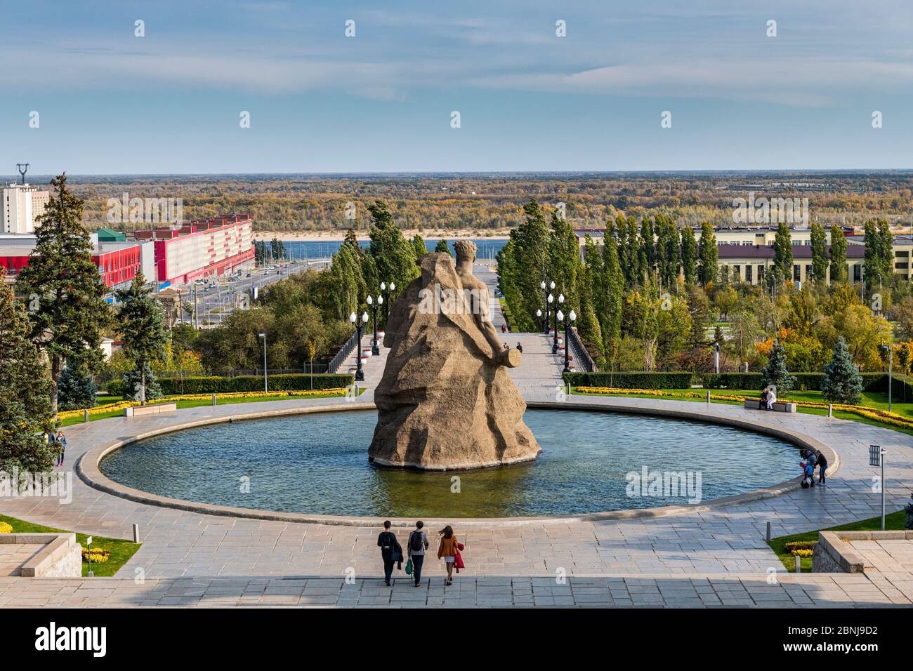 Enorme piscina con uno statuto gigante su Mamayev Kurgan, Volgograd, Oblast Volgograd, Russia, Eurasia Foto Stock