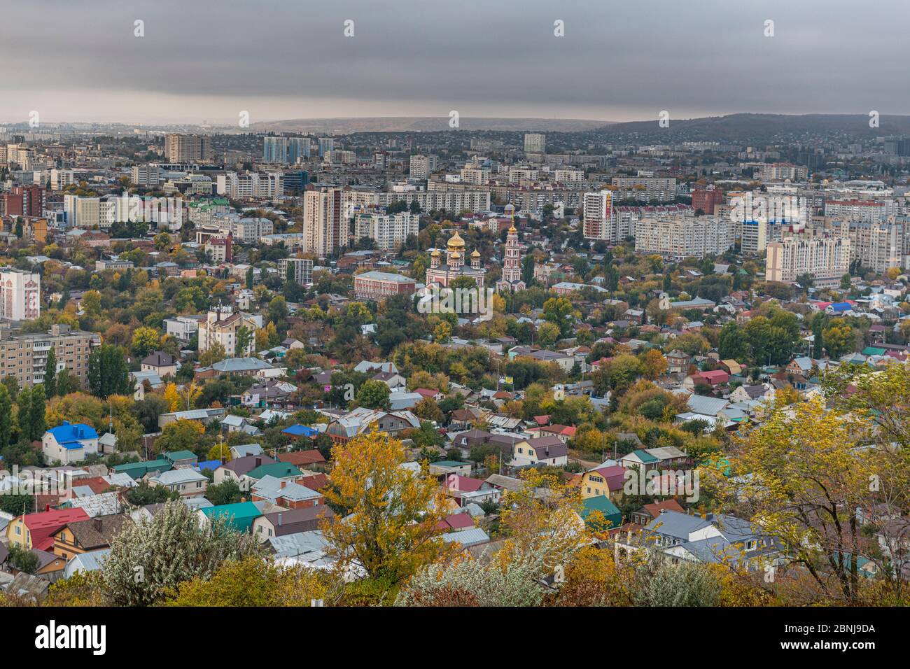 Vista su Saratov dal Sokolovaya Gorapark, Saratov, Saratov Oblast, Russia, Eurasia Foto Stock