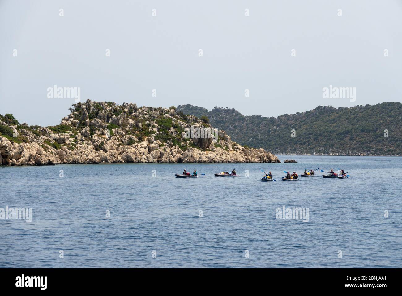 Kalekoy, Turchia - 03 giugno 2019: Un gruppo di persone in kayak viaggia vicino all'isola di Kekova. Turisti in kayak nel Mar Mediterraneo Foto Stock