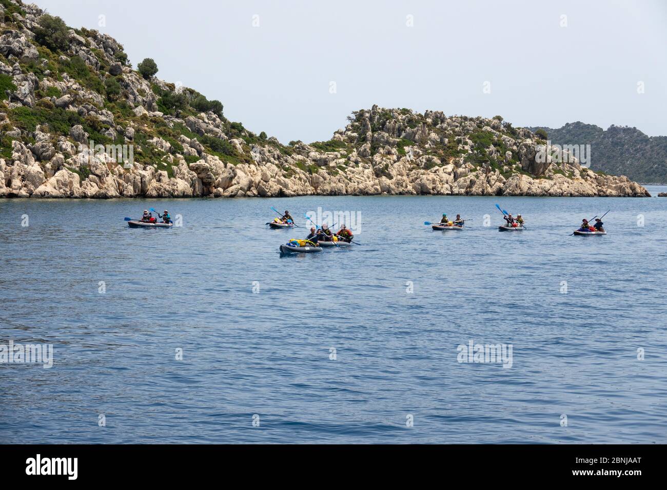 Kalekoy, Turchia - 03 giugno 2019: Un gruppo di persone in kayak viaggia vicino all'isola di Kekova. Turisti in kayak nel Mar Mediterraneo Foto Stock