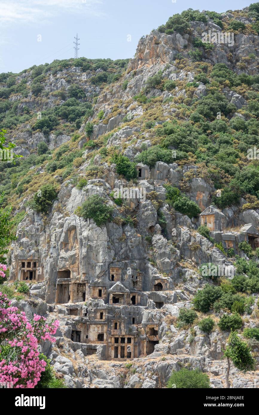 Necropoli di tombe licane scavate nella roccia dell'antica città di Myra a Demre, provincia di Antalya, Turchia Foto Stock