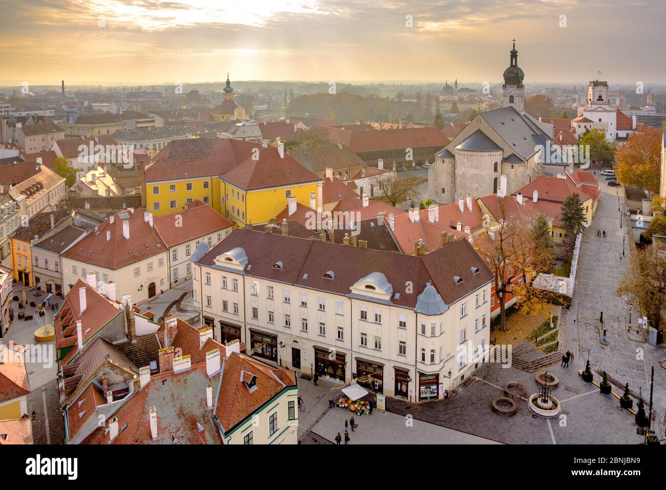 Una vista aerea della città vecchia di Gyor, Ungheria in autunno Foto Stock