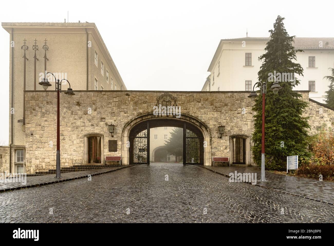 Il cancello d'ingresso all'abbazia di Pannonhalma in una giornata di nebbia Foto Stock