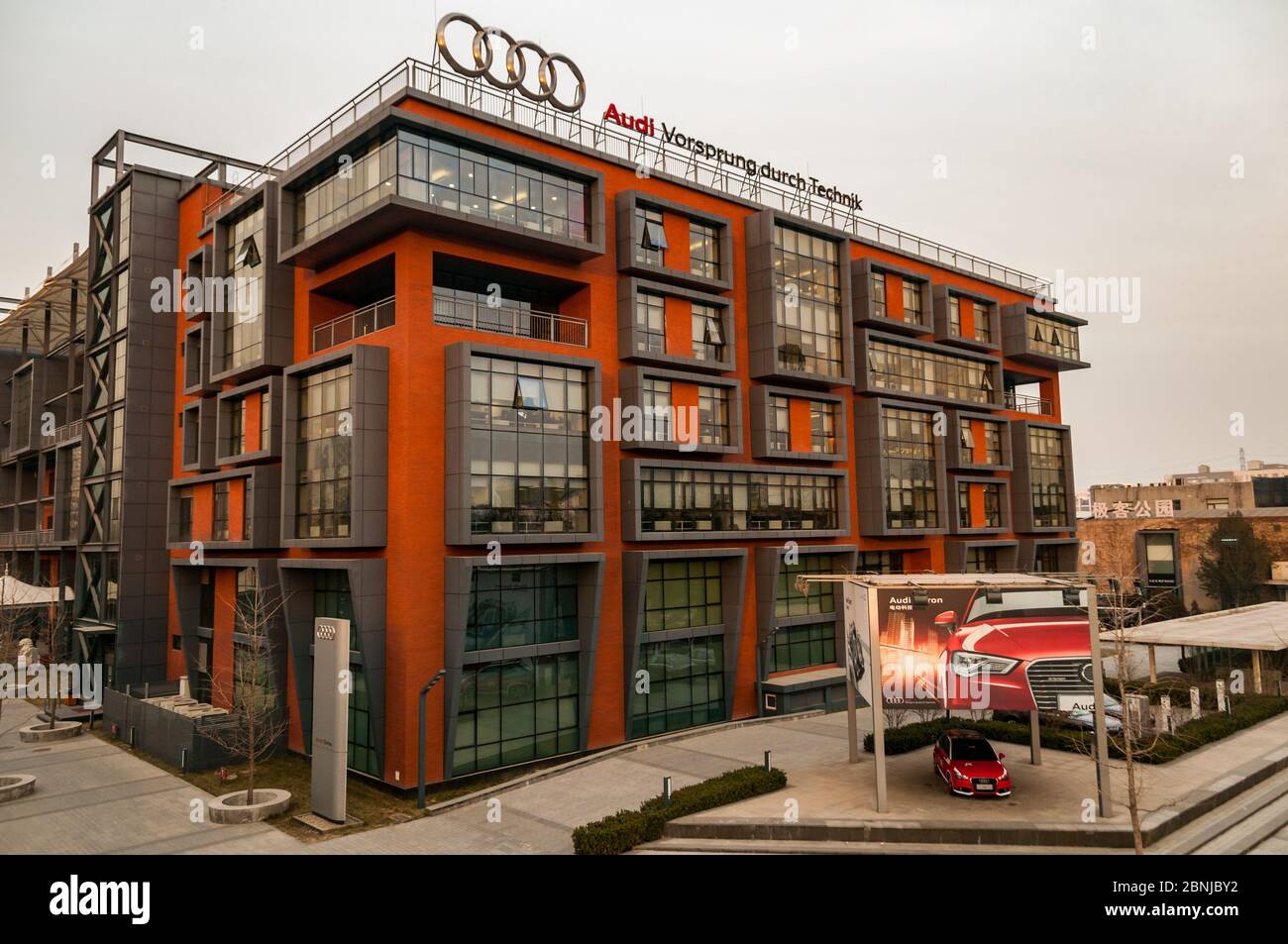 Audi Cina sede nel quartiere di Chaoyang di Pechino con Audi poster e un1 auto Foto Stock