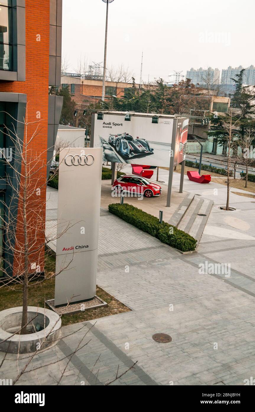 Audi Cina sede nel quartiere di Chaoyang di Pechino con Audi poster e un1 auto Foto Stock