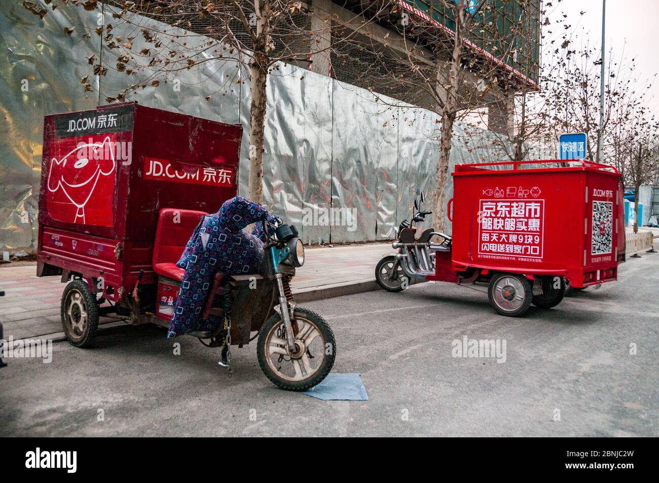 Jingdong (consegna JD.com) tricicli parcheggiato su una strada laterale a Pechino di Chaoyang District Foto Stock