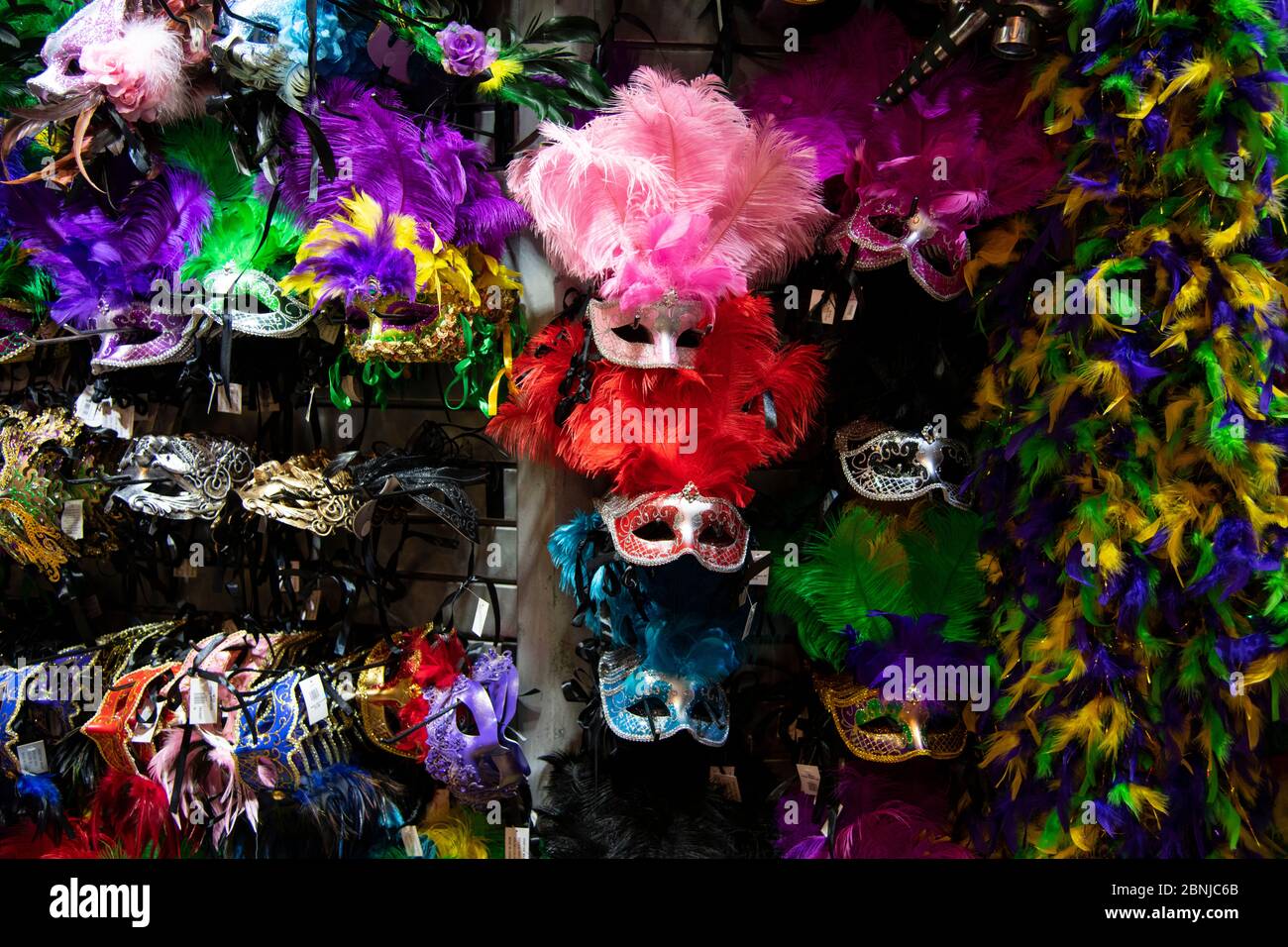 Maschere di Mardis Gras in vendita a New Orleans, Louisiana, Stati Uniti d'America, Nord America Foto Stock