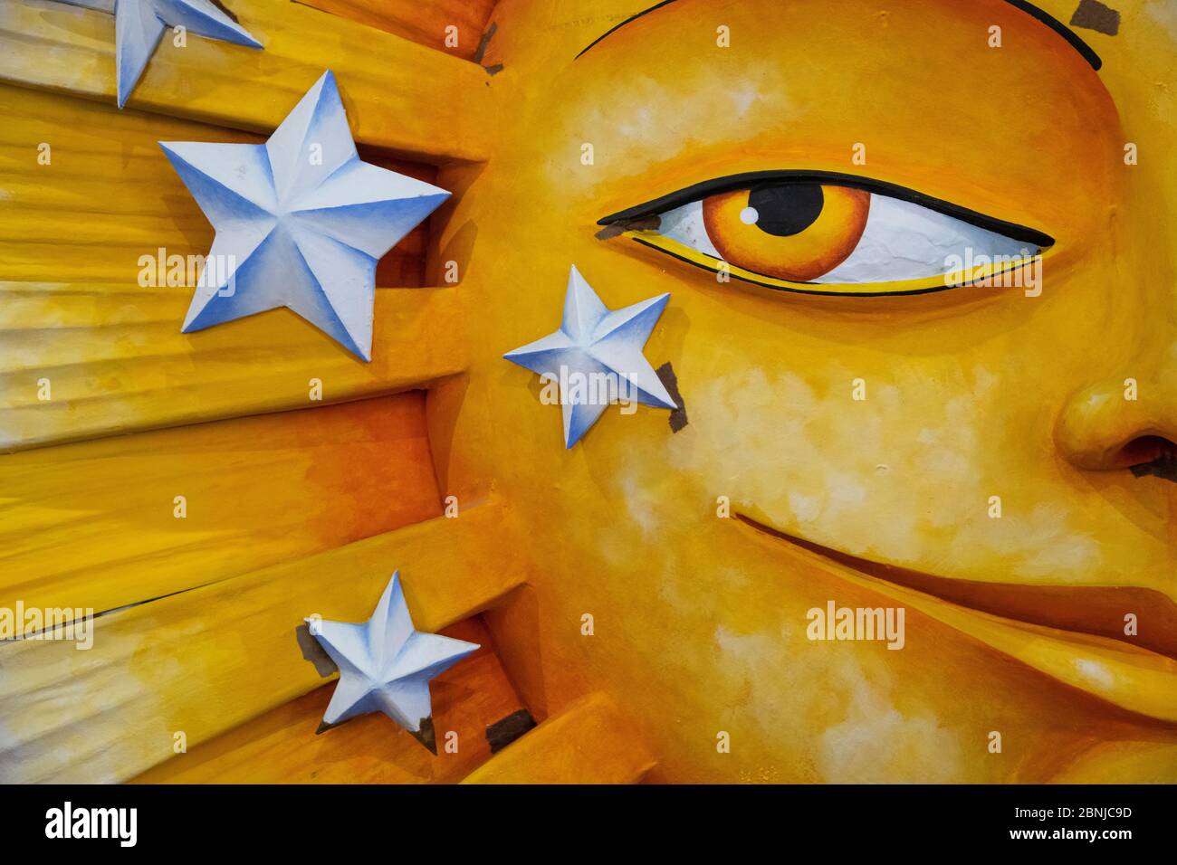 Dettaglio di un sole gigante fatto di polistirolo che apparirà su un galleggiante di Mardis Gras, New Orleans, Louisiana, Stati Uniti d'America, Nord America Foto Stock
