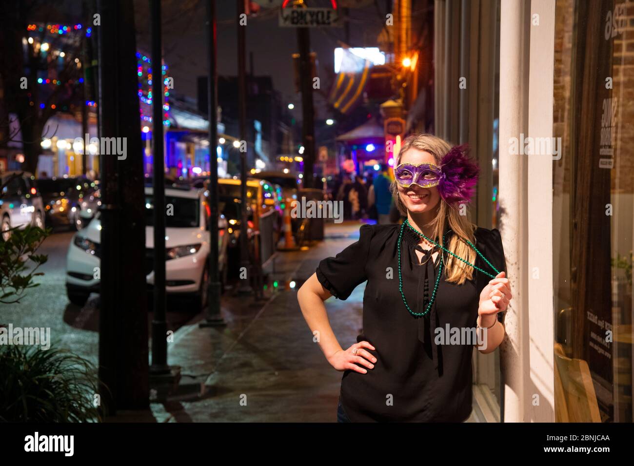 Donna pronta a festeggiare Mardis Gras in Frenchmen Street, il quartiere jazz di New Orleans, Louisiana, Stati Uniti d'America, Nord America Foto Stock