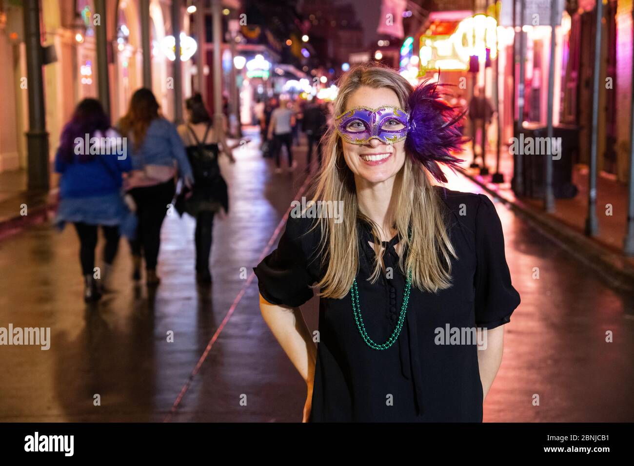 Donna pronta a festeggiare Mardis Gras in Bourbon Street nel quartiere francese di New Orleans, Louisiana, Stati Uniti d'America, Nord America Foto Stock