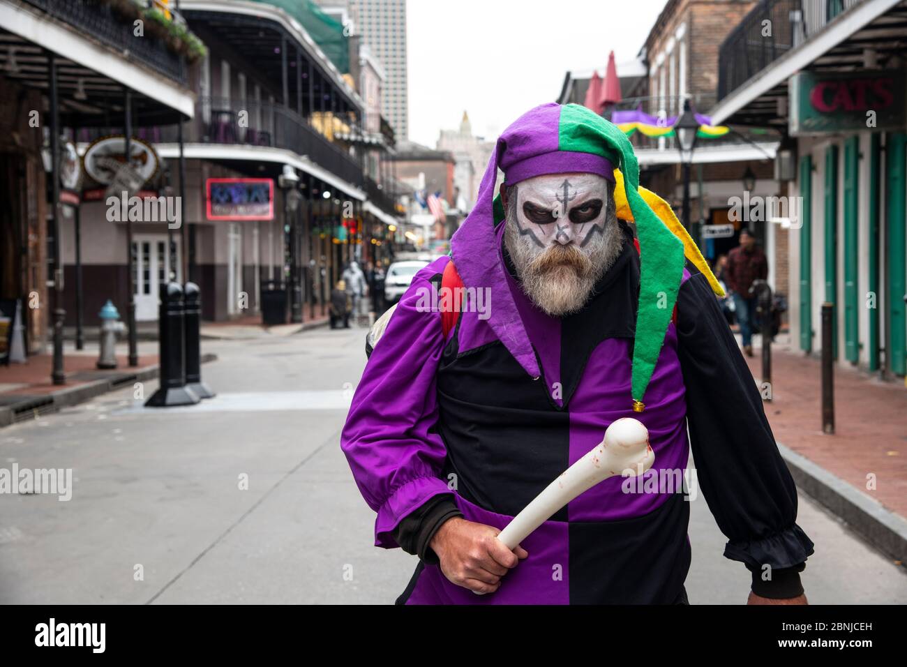 Uomo vestito per Mardis Gras nel quartiere francese di New Orleans, Louisiana, Stati Uniti d'America, Nord America Foto Stock