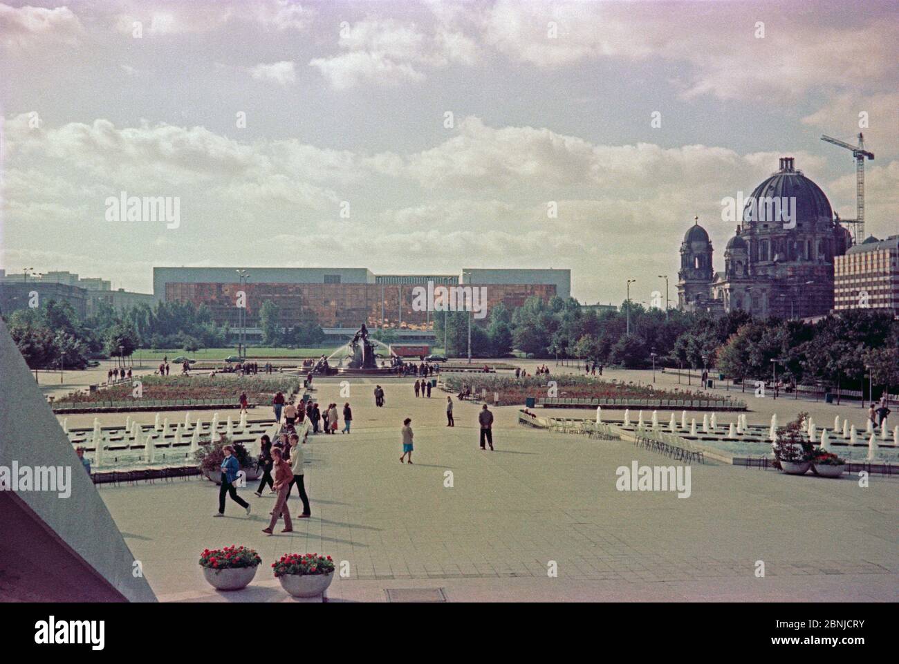 Piazza Alexander con il Palazzo della Repubblica, Fontana di Nettuno e Cattedrale, ottobre 1980, Berlino Est, Germania Est Foto Stock