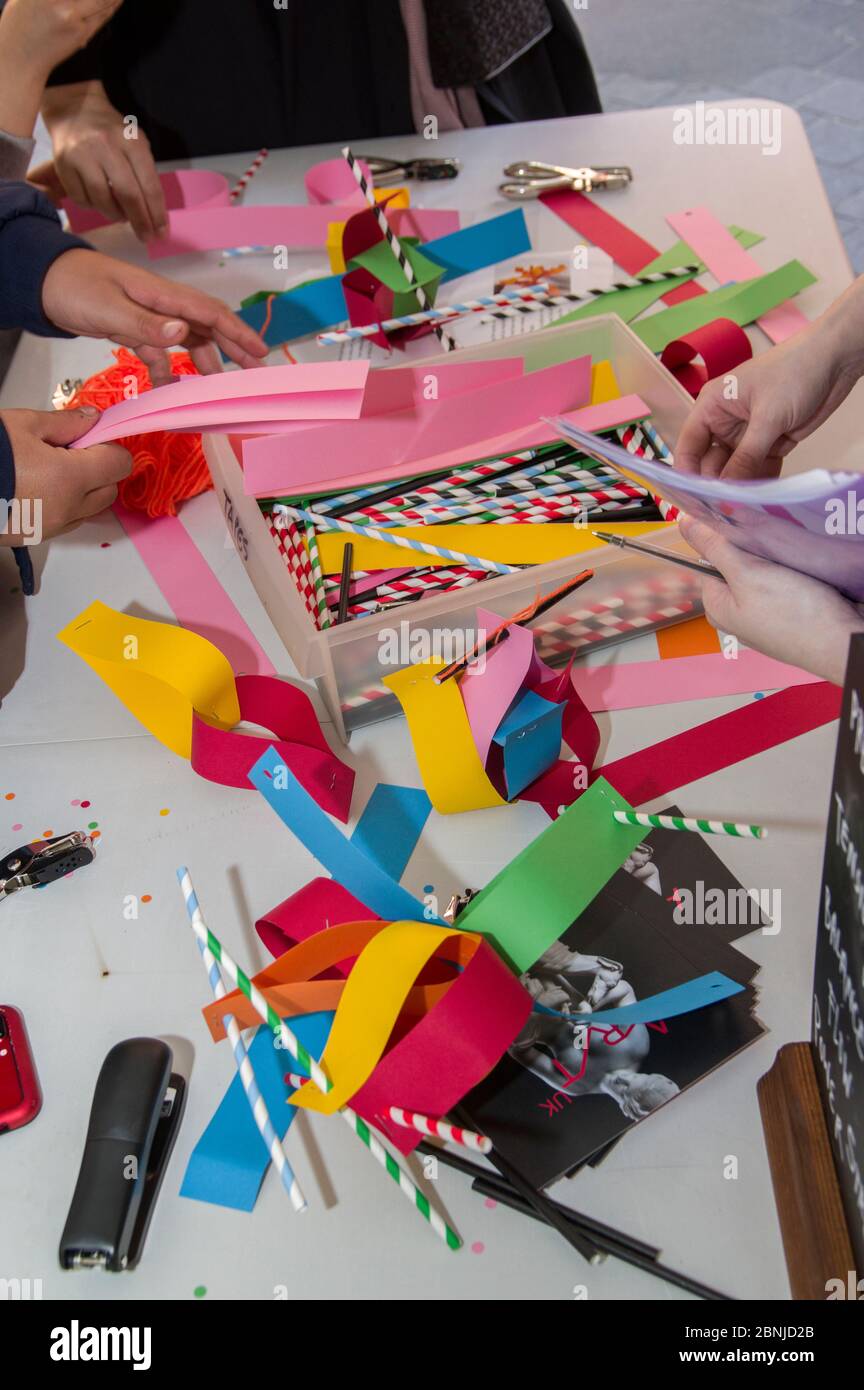 Attività creative per i bambini che prevedono il taglio e la piegatura di pezzi di carta colorata per realizzare pinwheels, cubi, cornici e forme Foto Stock