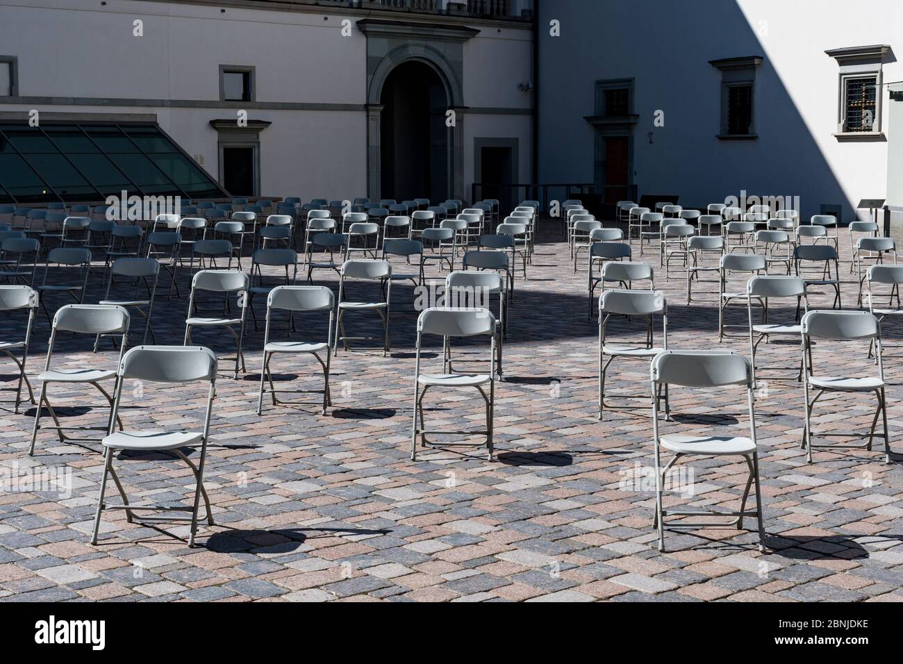 Distanza sociale durante la crisi di Covid o Coronavirus, sedie che tengono la distanza durante uno spettacolo, concerto o mostra, teatro o cinema Foto Stock