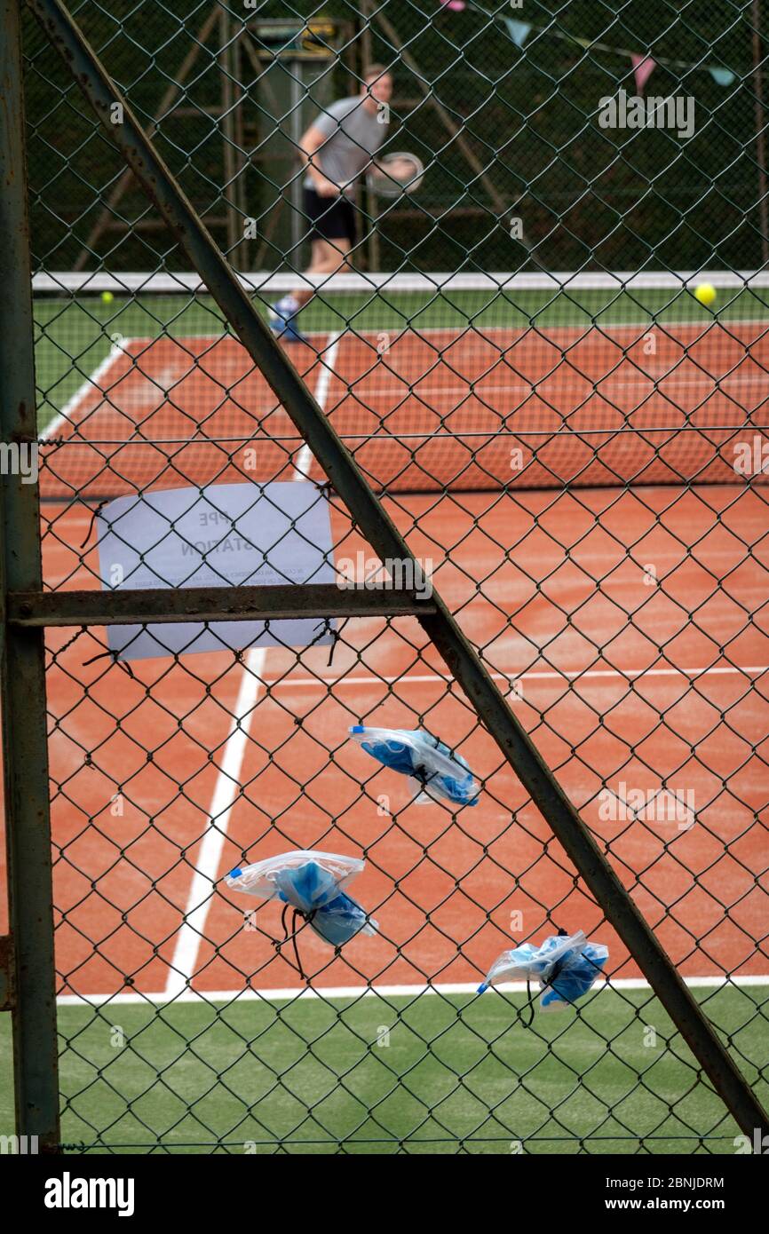 Knutsford, UK, 15 maggio 2020. Un giocatore di tennis gioca al club di tennis knutsford con pacchetti di PPE ripieni nella recinzione del campo. Credit: Lee Avison/Alamy Live News. Foto Stock