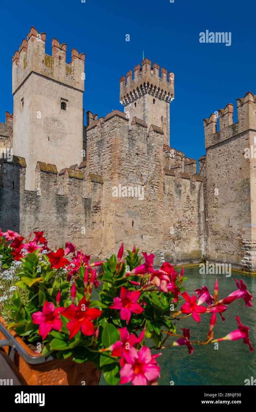 Vista sul Castello di Sirmione in una giornata di sole, Sirmione, Lago di Garda, Brescia, Lombardia, Laghi Italiani, Italia, Europa Foto Stock
