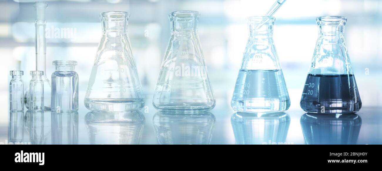 fiasche di vetro e vial set sperimentale ricerca medica salute scienza blu attrezzature di laboratorio e soluzione di acqua web banner progettazione sfondo Foto Stock