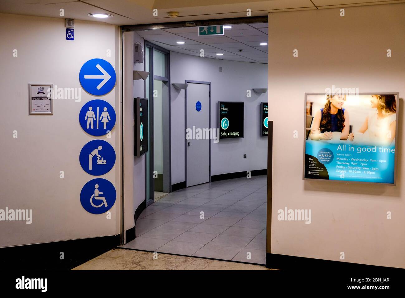 Londra, UK, 15 maggio 2020, i Consigli di Londra e i Centri commerciali stanno lentamente riaprendo i bagni pubblici mentre il governo rilassa alcuni Coronavirus Lockdow Foto Stock