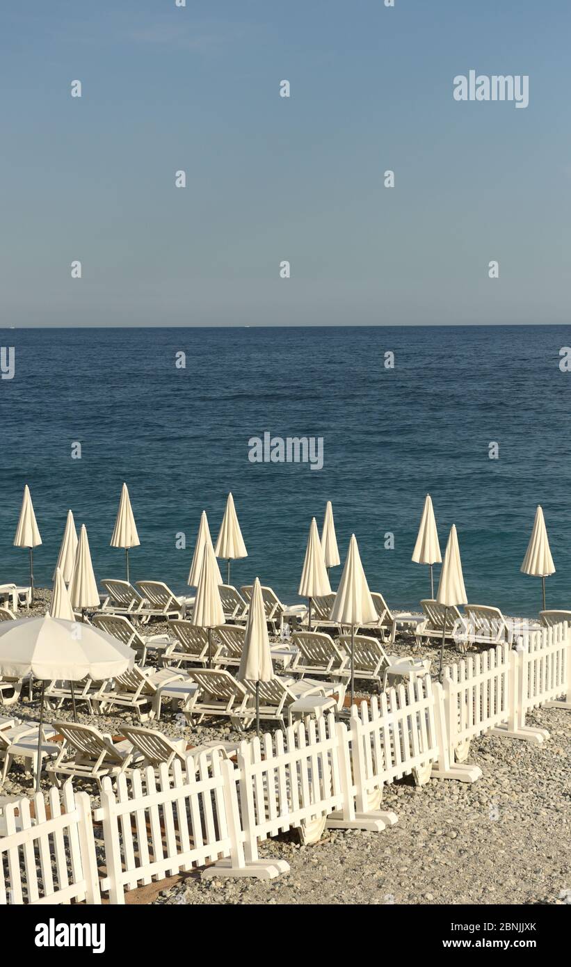 Ombrelloni da mare bianchi immagini e fotografie stock ad alta risoluzione  - Alamy