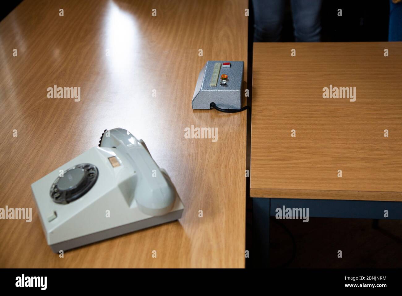 Una sala d'interrogatorio nel Memoriale di Berlino-Hohenschönhausen Foto Stock