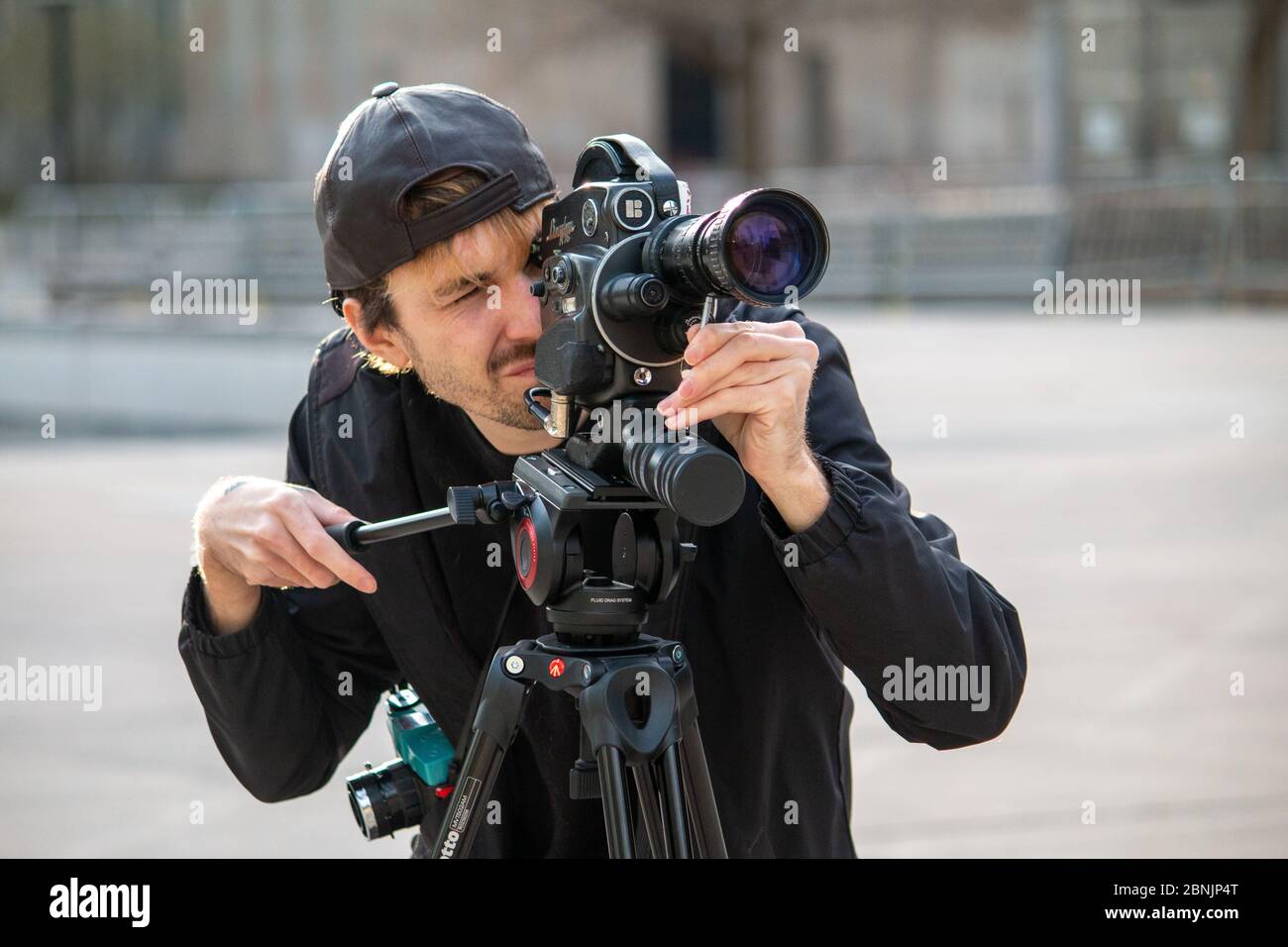 Il regista maschile nel centro di Toronto utilizzando una videocamera da 16 mm durante il Covid-19 Foto Stock