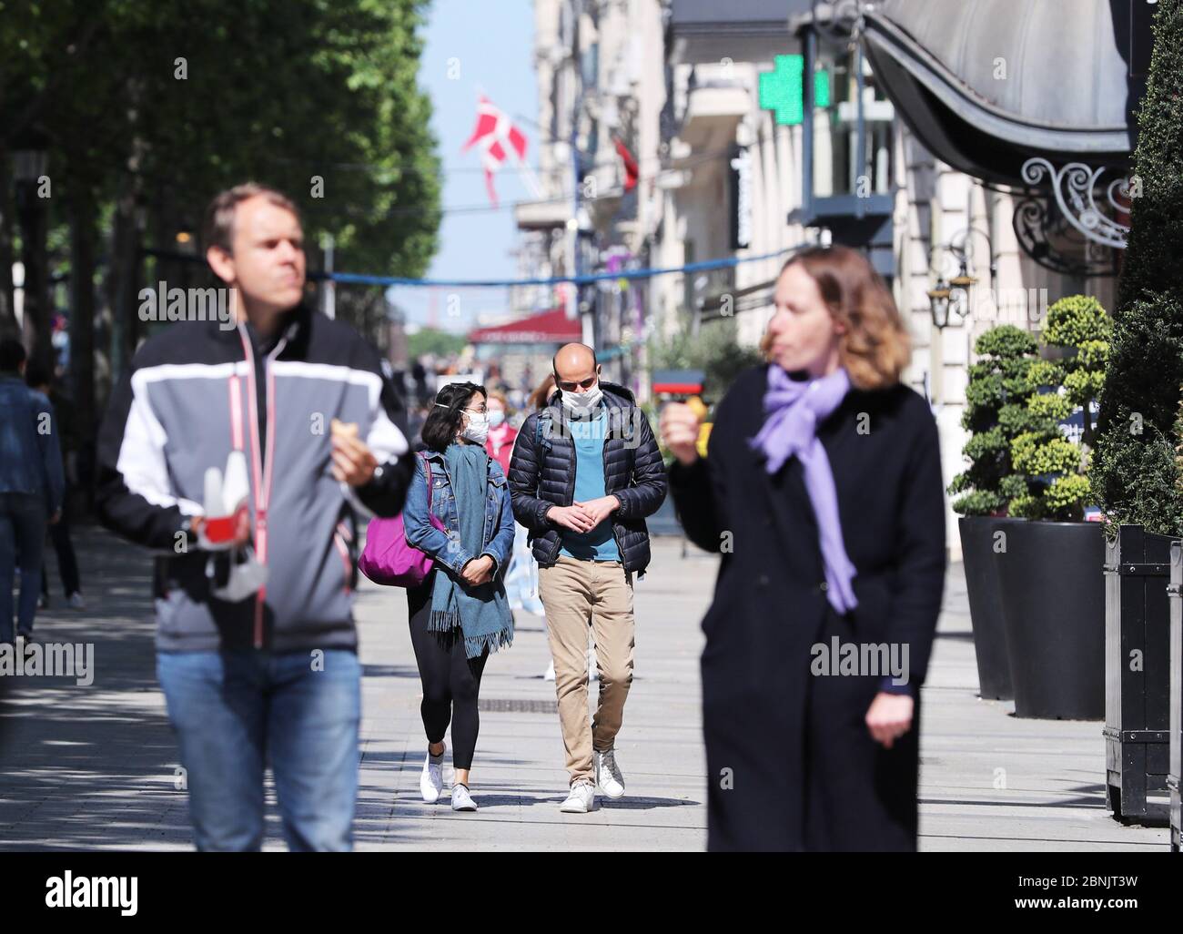 Parigi, Francia. 15 maggio 2020. La gente cammina agli Champs Elysees Avenue a Parigi, Francia, 15 maggio 2020. Il primo ministro francese Edouard Philippe ha annunciato giovedì un pacchetto di misure per un totale di 18 miliardi di euro (circa 19.44 miliardi di dollari) per salvare il settore turistico che è stato duramente colpito dalla pandemia del coronavirus. Credit: Gao Jing/Xinhua/Alamy Live News Foto Stock