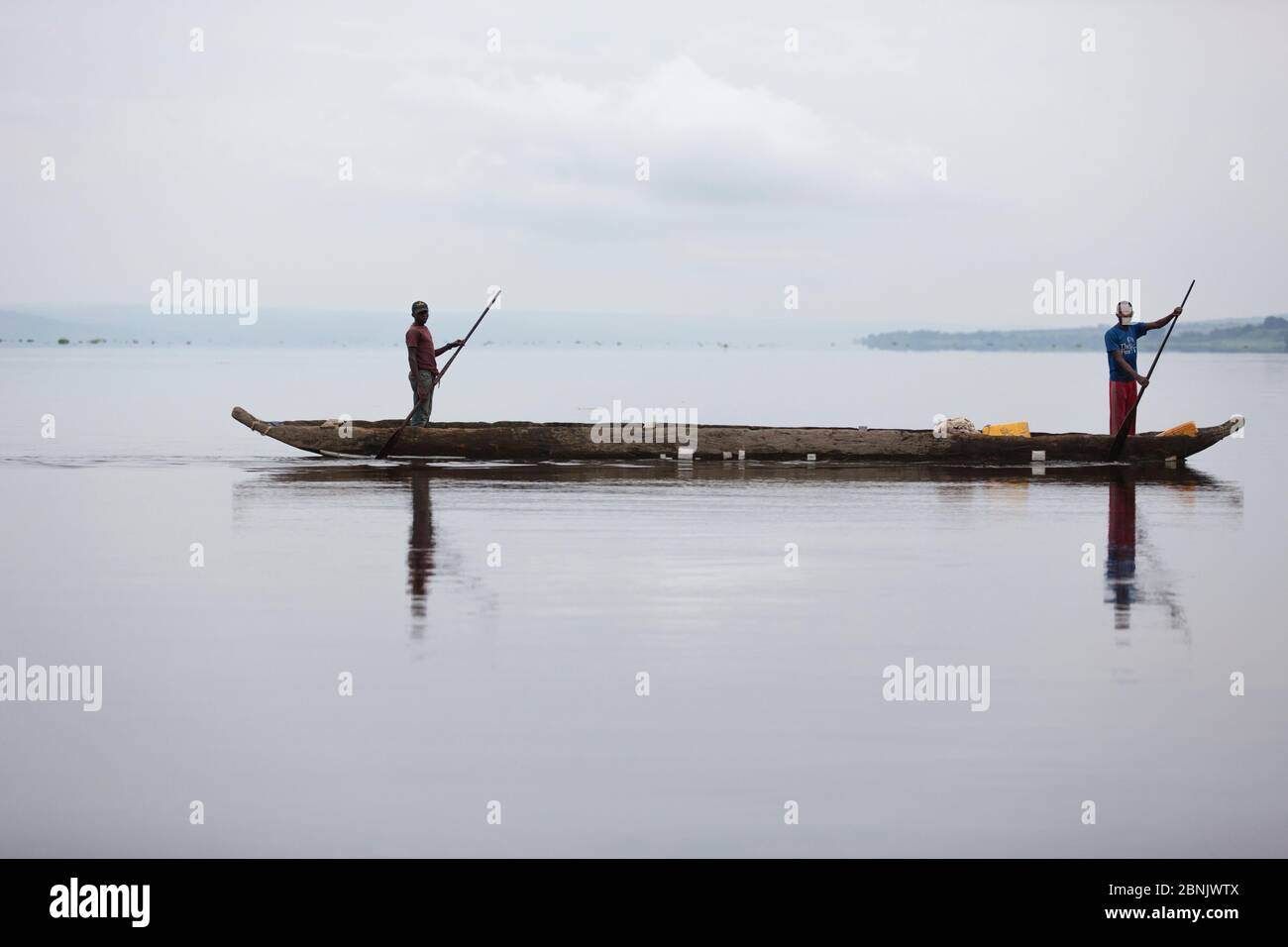 Le persone che attraversano il fiume Congo con merce di scambio, il fiume è il confine tra il Congo Brazzaville e Repubblica Democratica del Congo (RDC) Foto Stock