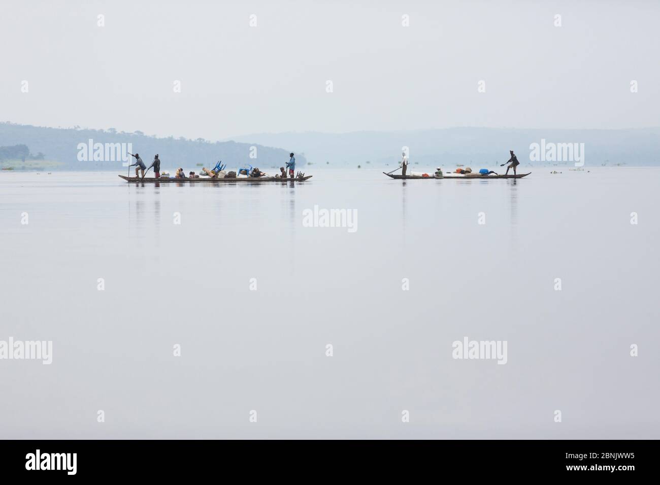 Le persone che attraversano il fiume Congo con merce di scambio, il fiume è il confine tra il Congo Brazzaville e Repubblica Democratica del Congo (RDC) Foto Stock