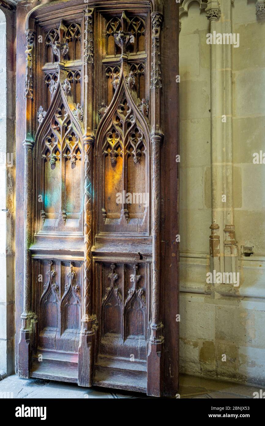 Porta pesante di legno all'ingresso di Chapelle Saint Hubert - gravesite di Leonardo da Vinci, Chateau Amboise, Loire-et-Indre, Centro, Francia Foto Stock