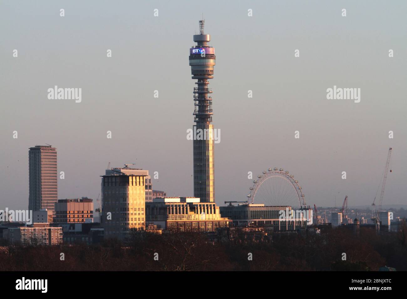 Sunset BT Tower formalmente conosciuto come Post Office Tower e British Telecom Tower, Londra, Inghilterra. Foto Stock