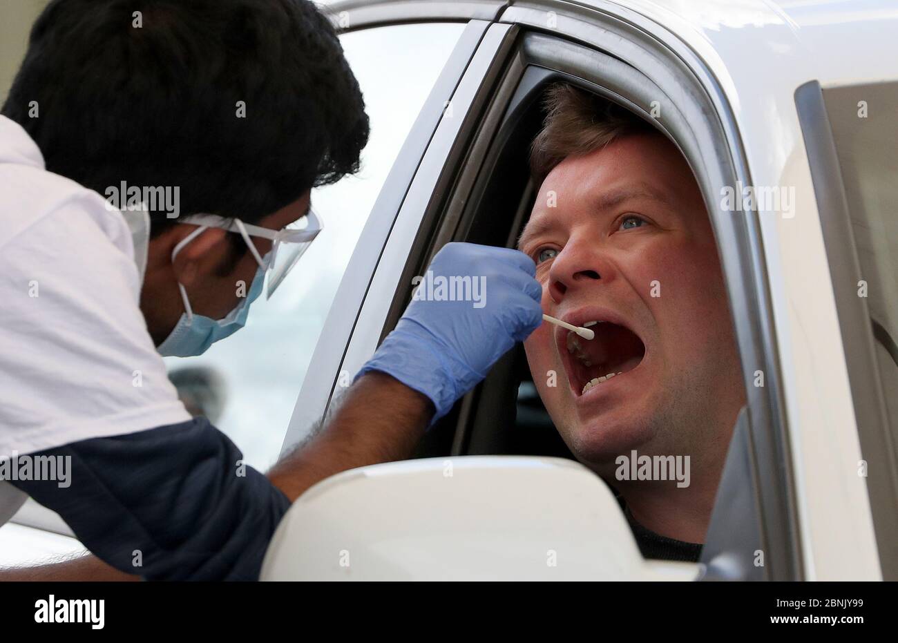 Gareth Duffy è testato presso un impianto di test drive through per la COVID-19 all'aeroporto di Edimburgo, mentre la Scozia continua a bloccarsi per contribuire a frenare la diffusione del coronavirus. Foto Stock