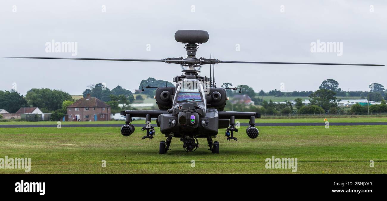 Letterbox Crop di un WAH-64D Apache AH1 in procinto di decollo da Cosford nel giugno 2016. Foto Stock