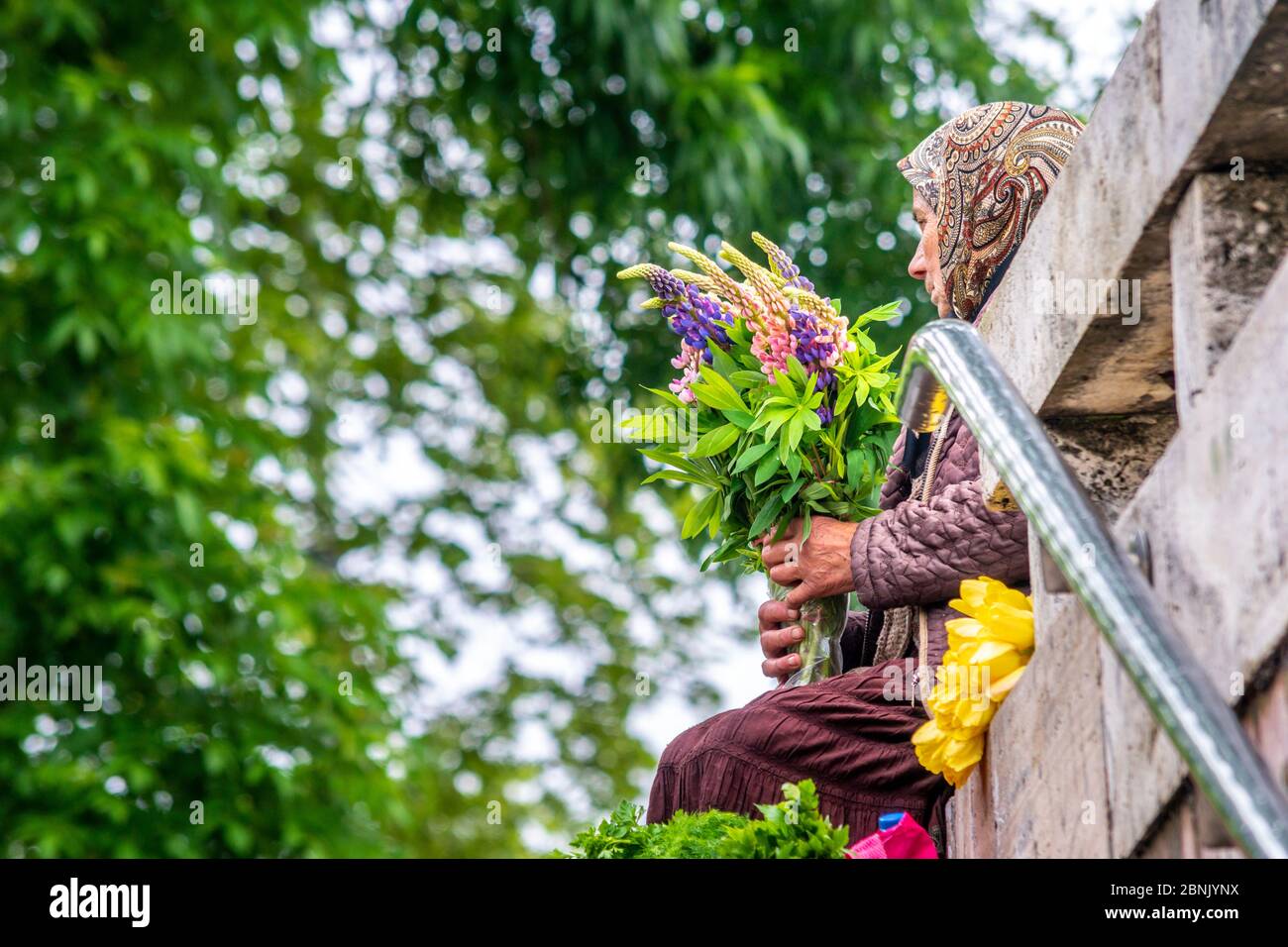 Venditore donna, Bucarest sotterranea, Romania Foto Stock