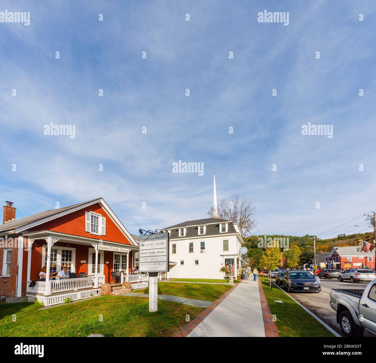 Vista della storica Stowe Public House & Bottle Shop, risalente al 1830 su Main Street, Stowe, Vermont, New England, USA, in un giorno di autunno cielo blu soleggiato Foto Stock