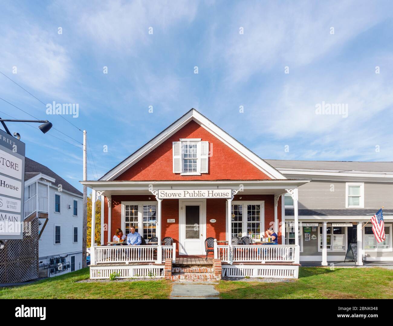 Vista della storica Stowe Public House & Bottle Shop, risalente al 1830 su Main Street, Stowe, Vermont, New England, USA, in un giorno di autunno cielo blu soleggiato Foto Stock