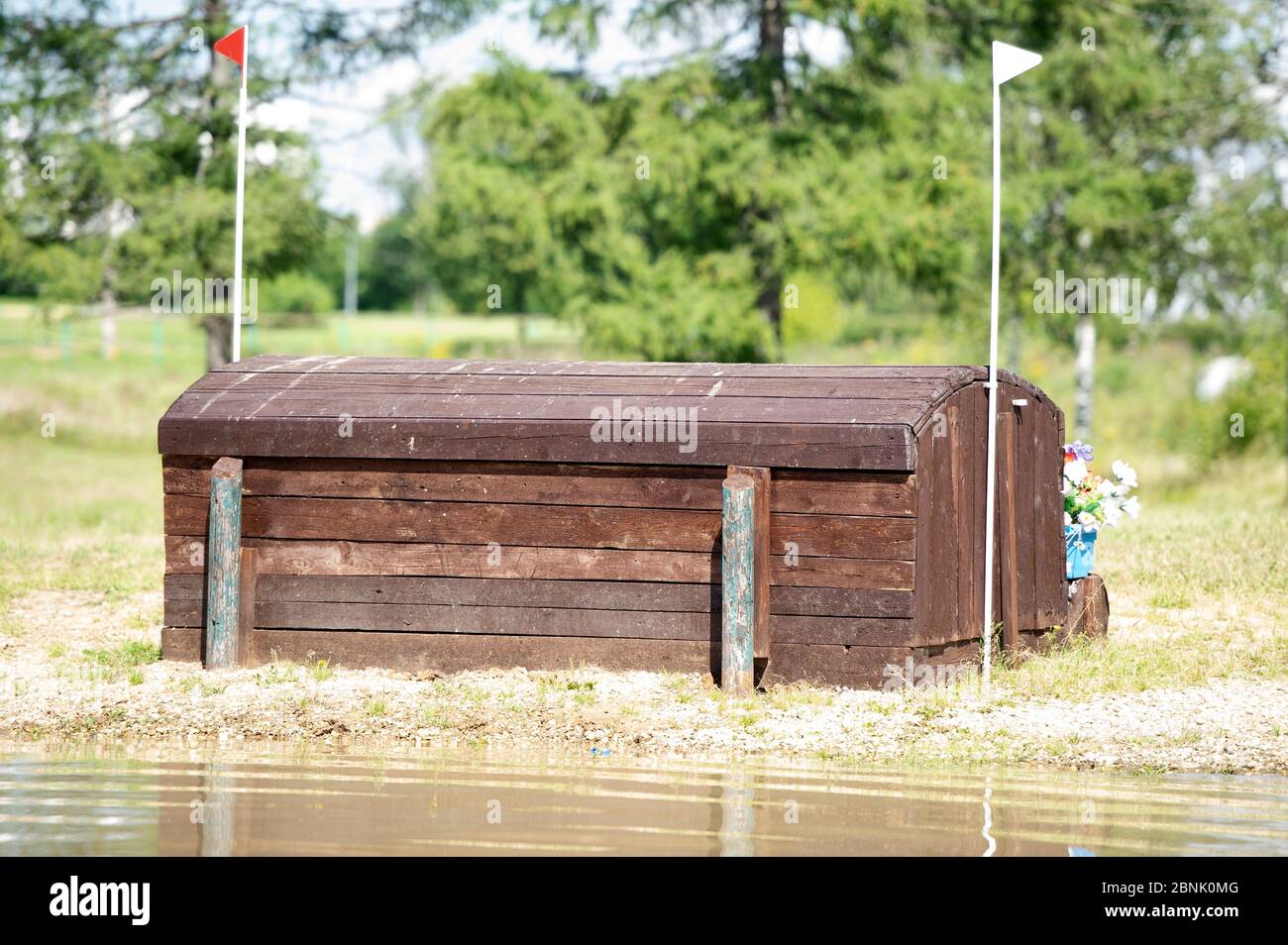 Un fondo un registro recinzioni ostacoli su un fondo corso Foto Stock