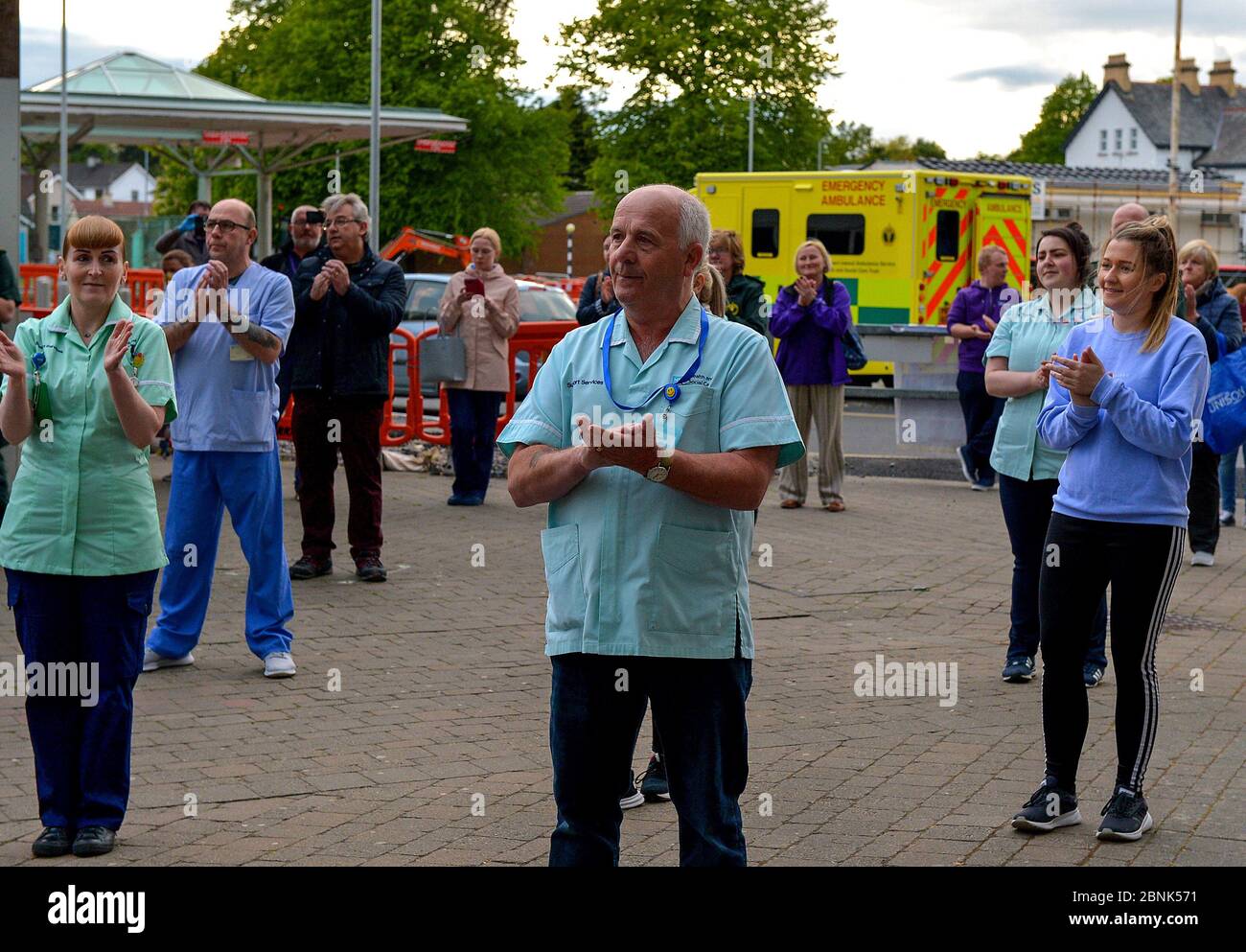 Il personale sanitario dell'ospedale Altnagelvin di Londonderry, Irlanda del Nord, dimostra il loro apprezzamento e clap per il sostegno dato al personale di prima linea dell'NHS dal pubblico. ©George Sweeney / Alamy Stock Foto Foto Stock