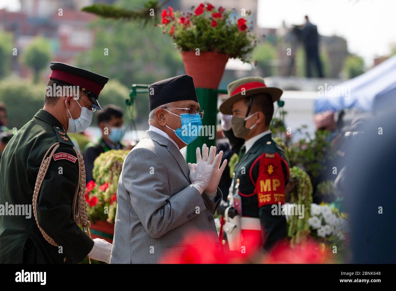 Il primo ministro del Nepal KP Sharma oli arriva per la presentazione delle politiche e dei programmi del governo per il prossimo anno fiscale, indossando una maschera facciale come misura preventiva al parlamento durante la crisi di blocco del Coronavirus (COVID-19).il Nepal ha finora confermato 278 casi di coronavirus con 35 recuperati. Foto Stock