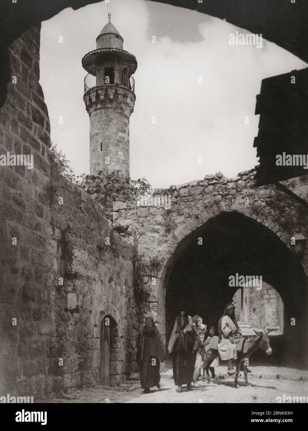 Via e minareto vicino alla porta di Erode, Gerusalemme, Palestina, Israele, Terra Santa intorno al 1930 Foto Stock