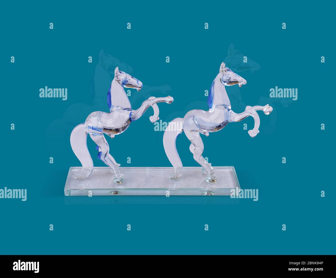 Coppia di cavalli di vetro o cristallo - showpiece decorativo Foto Stock